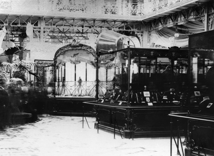 The displays of René Lalique and Maison Vever at the 1900 Exposition universelle in Paris. Bibliothèque des arts décoratifs, Paris.