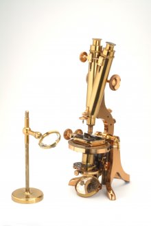 Binocular polarizing microscope, Henry Crouch, London c. 1850 – 1875. Museum Boerhaave, Leiden, the Netherlands.